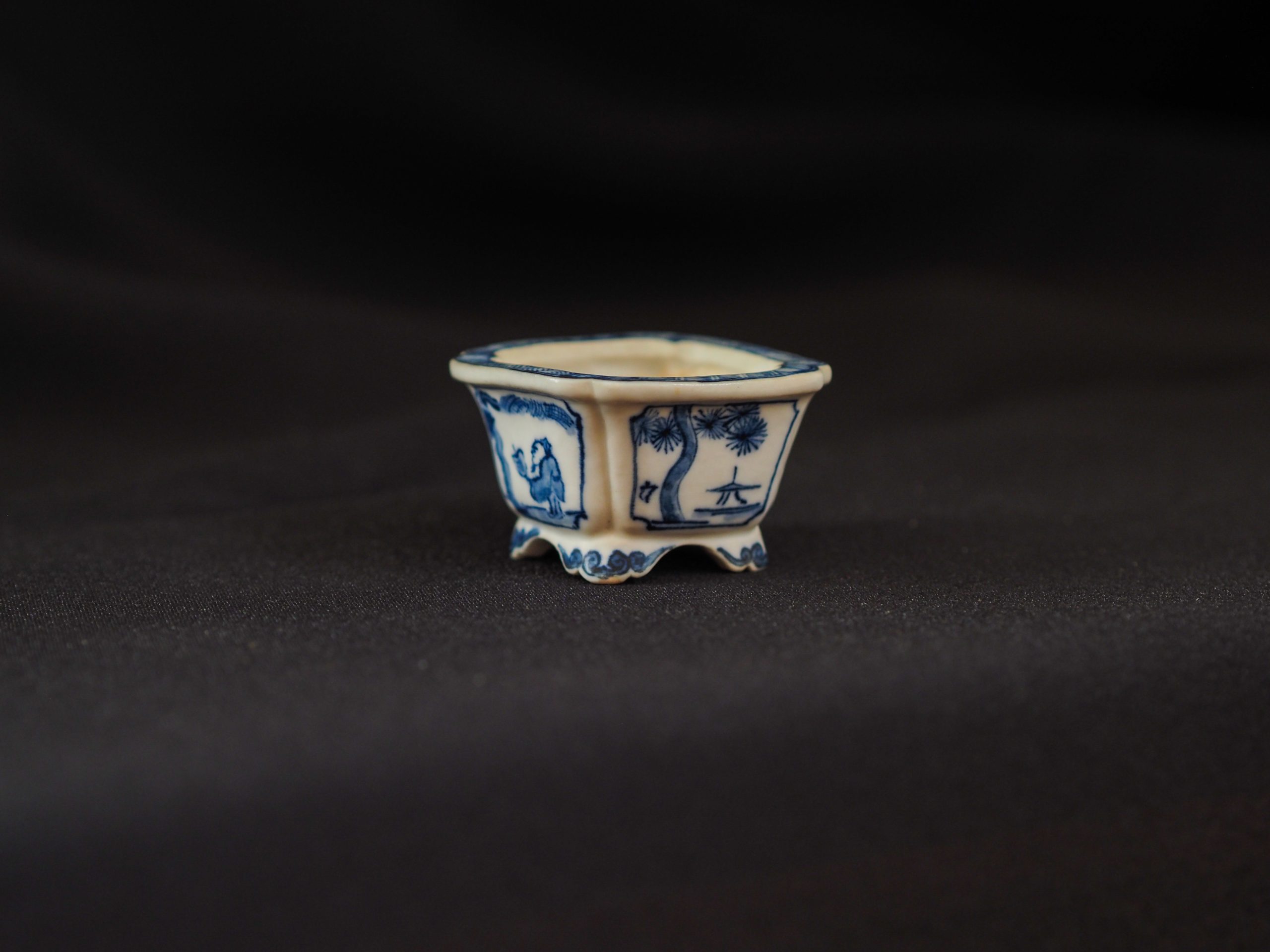 a mame bonsai pots by Keishin Kinoshita in Japan