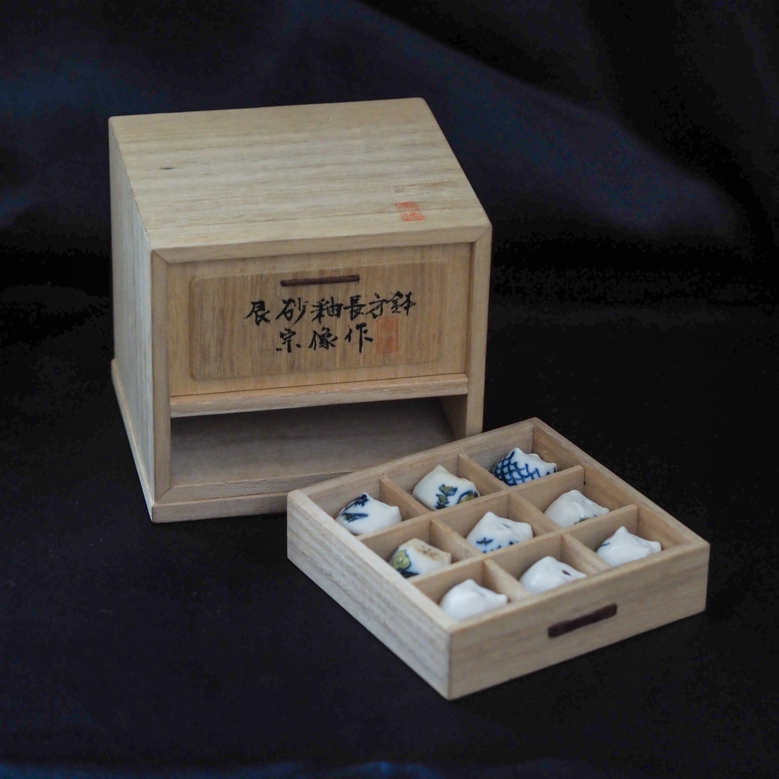 a mame bonsai pots by Mayu Ooshima.